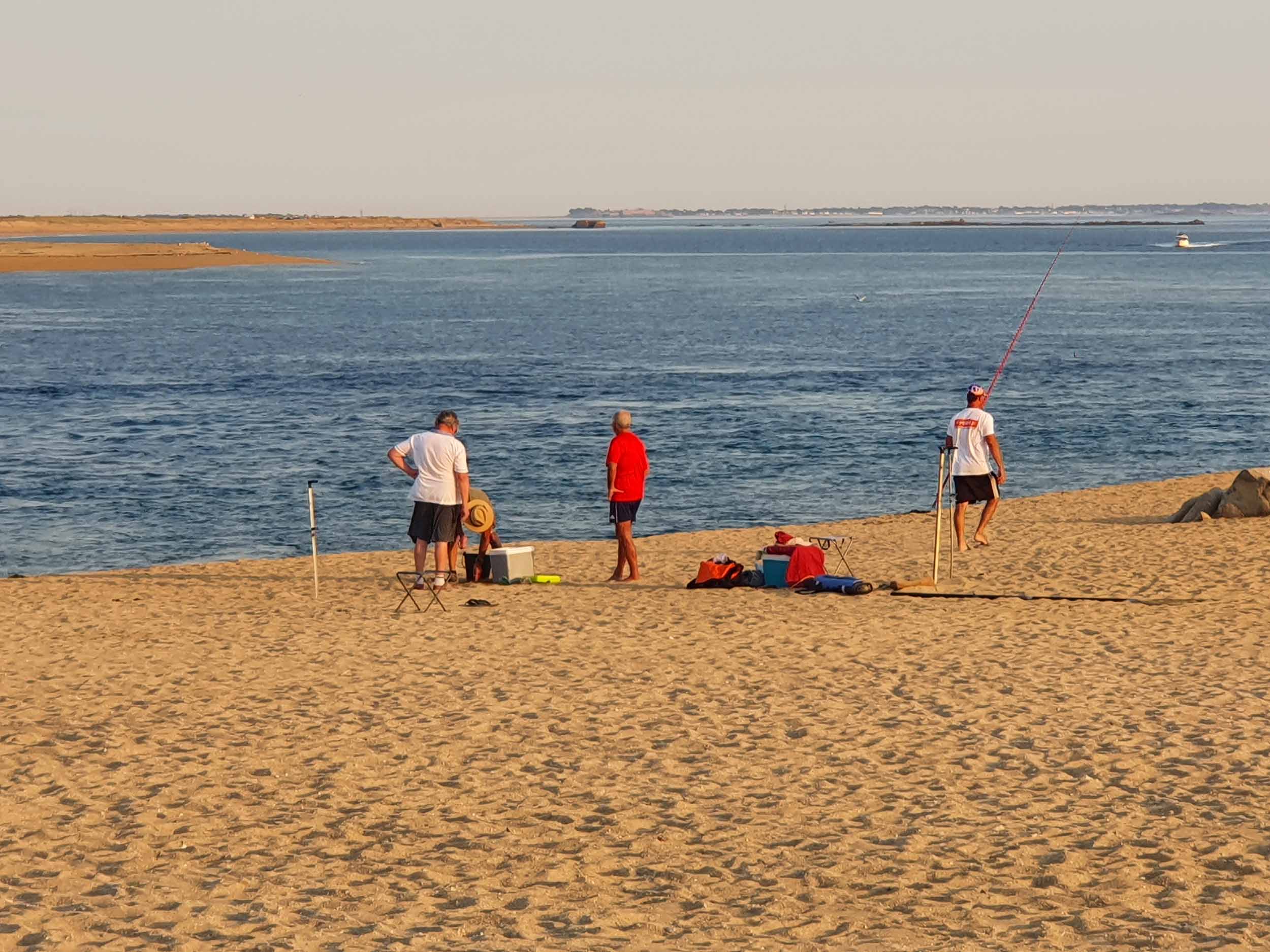 La ria débouche sur l'océan Atlantique, entre Quiberon et Gâvres, bordée par les dunes. Les courants et bancs de sable sont bien connus des pêcheurs qui redoutent la barre d'Étel.