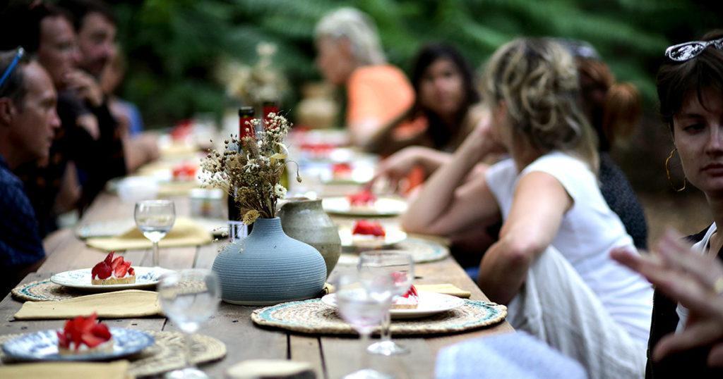 Petit groupe de 17 personnes dégustant le dessert de saison en forêt