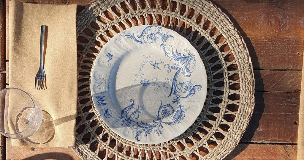 la table est prête à accueillir le repas champêtre au bor de la ria d'Étel