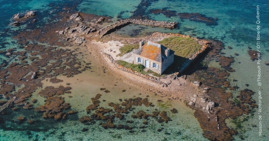 vue aérienne de la petite maison de Nichtarguer sur la ria d'Étel