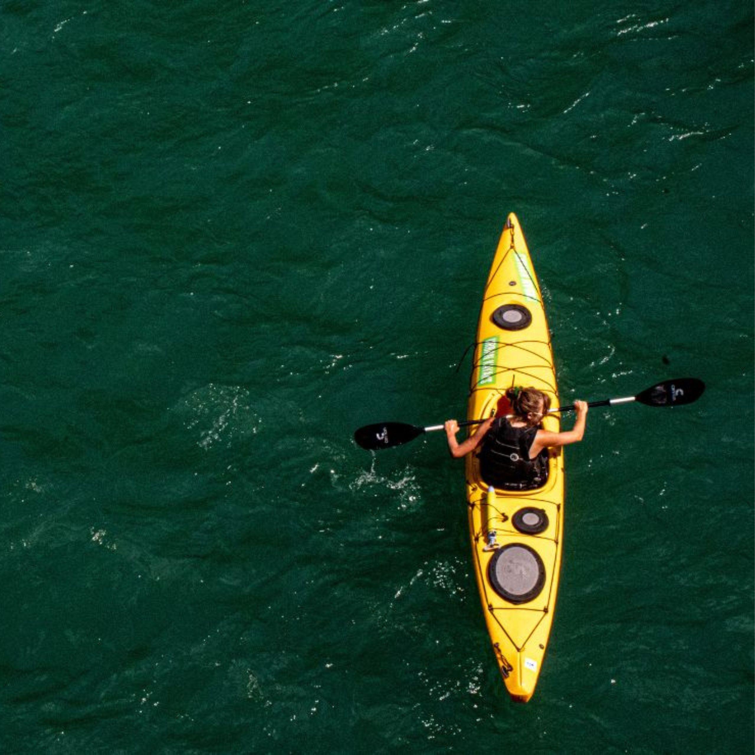 En fin de journée, la découverte de la ria d'Étel en kayak offre une luminosité envoûtante