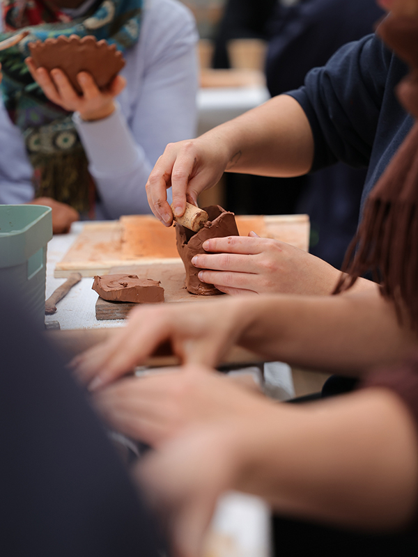 atelier de groupe céramique lors d'un séminaire en entreprise