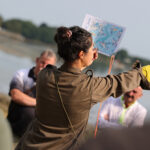 brieffing au bord de la ria d'Étel avant de partir en groupe explorer la ria d'Étel